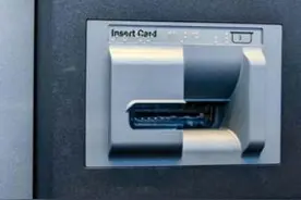 英媒：提款机“故障”用户可超额取现，爱尔兰人涌向银行图片