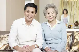 岳母在我家行为豪放，毫不避讳我这个女婿：都是一家人有什么？图片