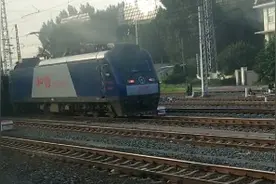 7053次网红列车已经从淄博车站出发了，目的地泰山