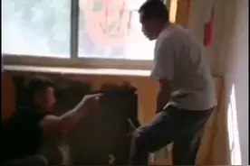 省二院宿舍同意拆迁的业主搬走后将自家暖气拆下视频封面