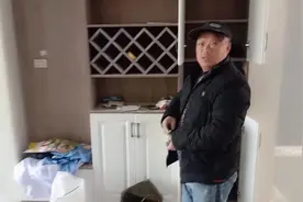 楼上漏水，楼下遭殃，听小伙说如何补救，让危害最小化减少损失。视频封面