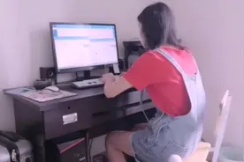 做淘宝客服不容易，中午吃饭都没有空，怕顾客等久了边吃边回信息视频封面