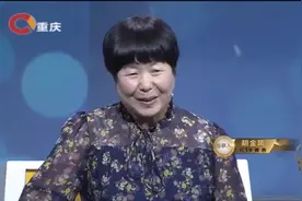 38岁养女登台感谢养母，一转身惊艳涂磊：不是亲生的也长得像了视频封面