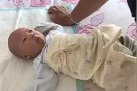 46天的宝宝就能听懂话，和奶奶咿咿呀呀的说起来，太可爱了吧视频封面