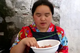 苗大姐炒虾，一斤虾一把辣椒，做虾变成了瞎做，浪费了