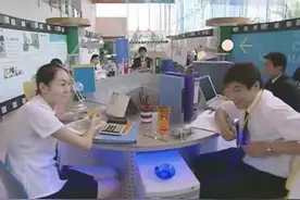 老人家穿着短裤去买房，被售楼员瞧不起，结果叫儿子买下整层楼！视频封面