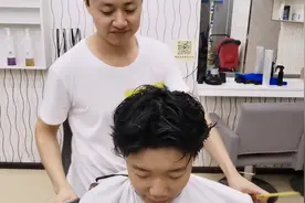 头发自然卷，毛糙多的的男士，可以试试这款发型。