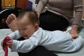 七个月宝宝这样向爸爸撒娇，我的宝贝，快快长大，爸爸买糖给你吃