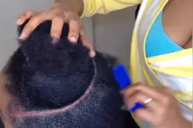 非洲妹子天生卷，编了很多个小辫子，变身气质女神