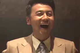 手心里藏了一块磁铁，庄家可以操控骰子点数，结果被小伙当场识破视频封面