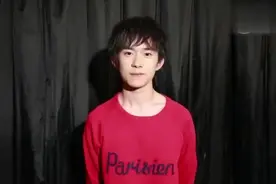 素颜加班的易烊千玺，各种小动作小表情都超级无敌可爱