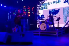 民谣歌手宋冬野昨晚西安开唱 所有演出收入献兔唇公益基金