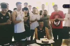 广东宏远队员生日砸蛋糕仪式 总经理也逃不掉视频封面
