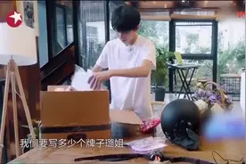 李小璐现场教王源唱rap太溜了，王源一脸崇拜，直接把气球打爆了！