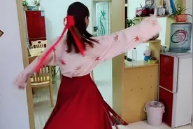 湖北襄阳：农村小妹第一次穿汉服，被舞蹈被惊艳到，真是胆大