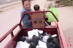 农村媳妇和老公骑三轮取快递，看取了多少？老公：这媳妇太败家了视频封面
