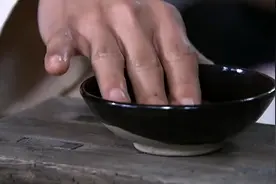 情感剧：小伙给美女治脚，美女偷偷留下医药费，变着法子帮助小伙视频封面