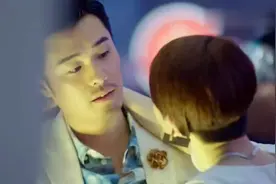 美女在酒吧跳舞失去理智，竟主动把拉链扯开，小伙见状瞬间不淡定视频封面