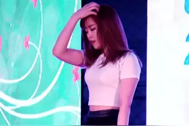 韩团性感小黑裙现场热舞，这腿简直了图片