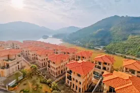 背山面水，动静相融。
夕阳照在湖面犹如黄金湖
纯净的湖面反射下就像一面镜子#幸福里精装修好房推荐 图片
