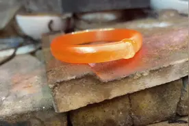 美女要现场打140多克轮胎手镯，这带上不低调啊 #金条打手镯视频封面