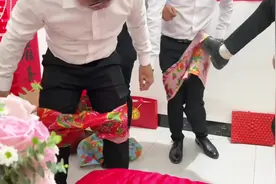 如何不用手穿裤子呢？来看看伴郎团给力的神操作吧 #气氛搞起来视频封面