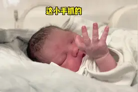 刚出生的小宝贝浑身软乎乎的 小手还在抓脐带 也太可爱了吧视频封面