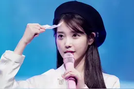 #IU为经纪人婚礼唱祝歌 #IU 透露是第一次带着口罩唱歌，IU 经纪人好幸福，慕了慕了～视频封面