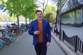 北京人大附中学生的英语水平到底有多高？和外国主持纯英文交流视频封面