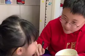 妈妈测试夹妹妹碗里的一块肉，看看她的反应，接下来的一幕妈妈都没想到，太暖心了。视频封面