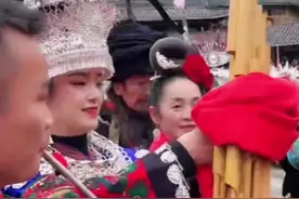 这小伙子实力挺雄厚，讨花带能把苗王，寨王都请出来了。你猜猜后面讨花带成功了吗。#苗族相亲大会 #十三年一次鼓藏节 #讨花带 #民族特色民族文化 #西江千户苗寨 @童话粉碎机 