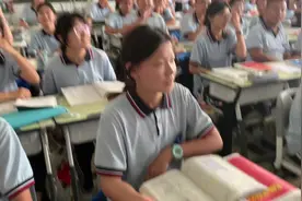 大家一起来体验一下查分的紧张感 我校高二学子参加高考查分现场视频封面