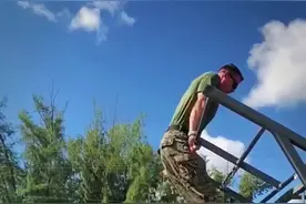 美国大兵引体向上打破世界吉尼斯纪录！让我们一起来视觉感受一下#海豹突击队 彪悍的体能训练和爆发力！#评论区留言