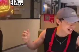 男子在海底捞为朋友跳生日祝福歌，网友：“社牛”天花板！身后的员工都黯然失色   #正能量#海底捞 #生日快乐 视频封面