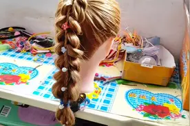 姐姐扎一半，妹妹扎一半，幼儿园两姐妹  联手扎出的一款发型👍