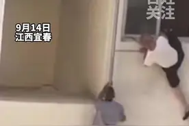 患有老年痴呆的八旬老人从4楼翻出窗户，整个身子挂在墙外。63岁聋哑大叔徒手爬4楼勇救老人。视频封面