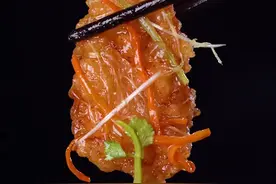 你们要的锅包肉 外酥里嫩 酸甜适中 糊的配方 料汁的配方 制作中的小技巧个方法 收好喽！#锅包肉 #抖音美食创作人 #双11美食清单