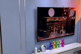 背景墙是贴了淡淡的天蓝色壁布，直接用两公分的钛金条粘上去的，钛金条是平面的，立体感非常好，背景墙的尺寸放最后了，喜欢的收藏哦#电视背景墙 #客厅#装修 #实景拍摄视频封面