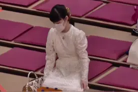 相扑界神秘女子，被称为：“溜席の妖精”（仙女的意思）基本上连续几年每一个场所都在前排，且没有重复衣服，每天一个名牌包包#相扑 #溜席の妖精