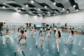 当疫情暂时阻隔了师生面对面交流，舞蹈实践这门艺术选修课怎么上视频封面