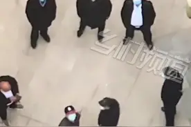 小伙自告奋勇监督楼下大爷聚堆，拿喇叭一番喊话，最后一位大爷动作亮了……#社会百态 #大爷永远是大爷 #有趣的灵魂 #趣事 #硬核 #意不意外 #笑哭视频封面