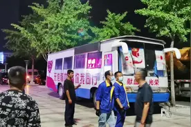 泰州中百一店的献血房车辛苦工作了十几年，昨晚完成使命光荣退休视频封面