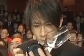 刘谦再次回应“找力宏”事件，只能说李云迪典型的吃了吐，这个节目李云迪提出来商量好台词让刘谦那么说，事后接受媒体采访时又说是刘谦自己说的视频封面