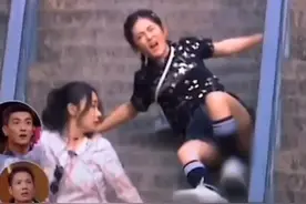 #谢娜 在录制节目的时候意外摔伤，多次强调不要担架，被人拍到在网上会被放大。视频封面