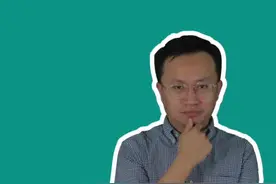 #女游客爬山接连推倒景区告示牌 被拍，反问：你有权管？#周刊君说视频封面