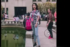 帮小姐姐修掉游客人群～会ps没有耐心怎么行