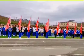 城北校区给高一期中考试成绩优越的学生颁发奖状视频封面