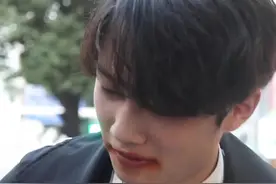 见过这么帅气的“少林寺和尚”吗？关键还这么能吃肉#街拍 #街访 #少林寺 #我要上热门