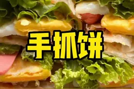 今天孩子用荷叶给奶奶展示了“天然花洒.”也太会玩了吧🥰🥰奶奶做了好吃的手抓饼和美味的豆浆，儿子直夸好吃😋#跟抖音学做菜 #抓住夏天的尾巴迎接秋天#再吃一顿告别暑假