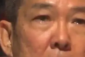 七小福时隔多年重聚，元彪看着师兄弟昔日的画面落洒当场，如果不是为了家庭隐退，成就应该不输两位师兄，你还记得他吗视频封面